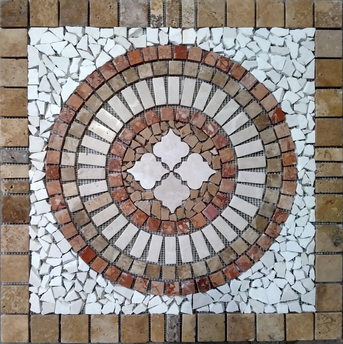 Mosaïque En Travertin Modèle Médaille 11 60 x 60 x 1.2   cm